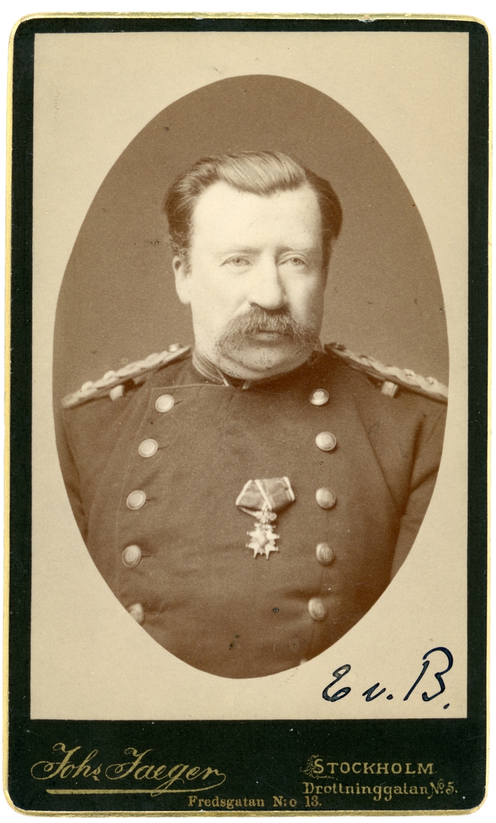Porträtt av Elof von Boisman. Officer bl. a. vid Kungliga Andra livgrenadjärregementet i Linköping. Pensionerad som överste. Gift 1866 med Ida Sylwan (1841-1931). Makarna bodde och avled på gården Hagneryd i Kullerstad.
