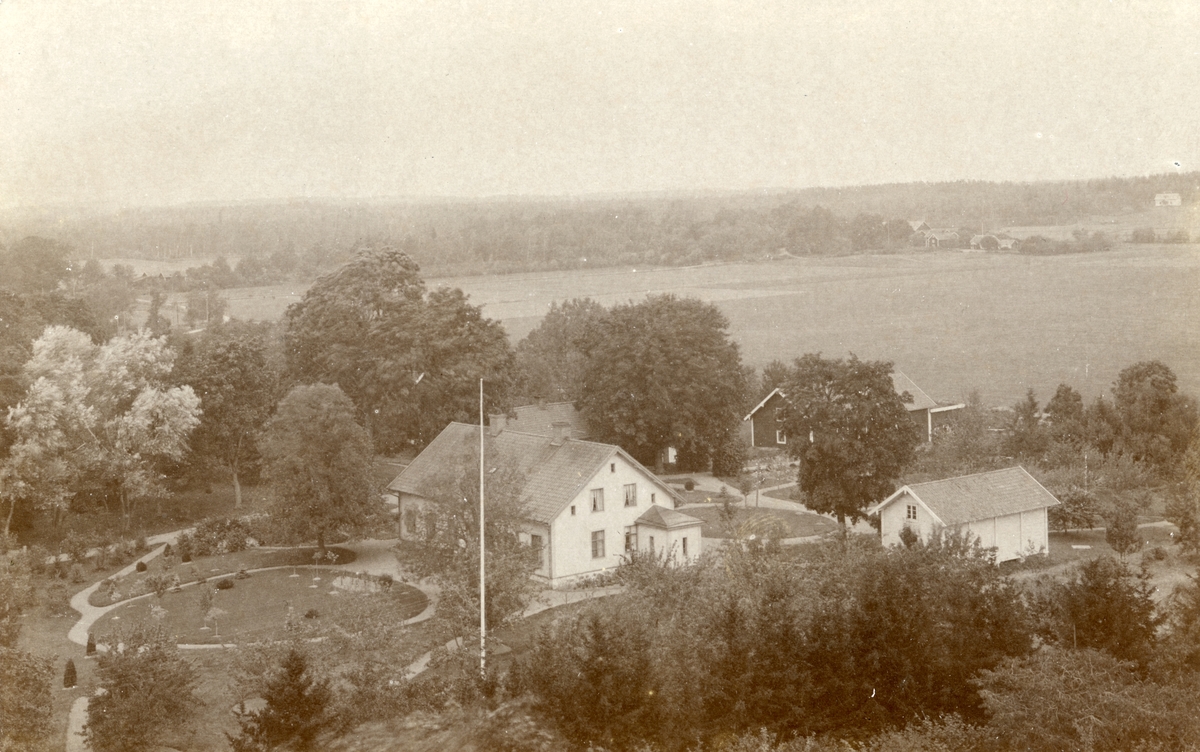 Vy över Kristbergs prästgård, även kallad Åstorp efter hemmanets ursprung. Uppförd 1860.