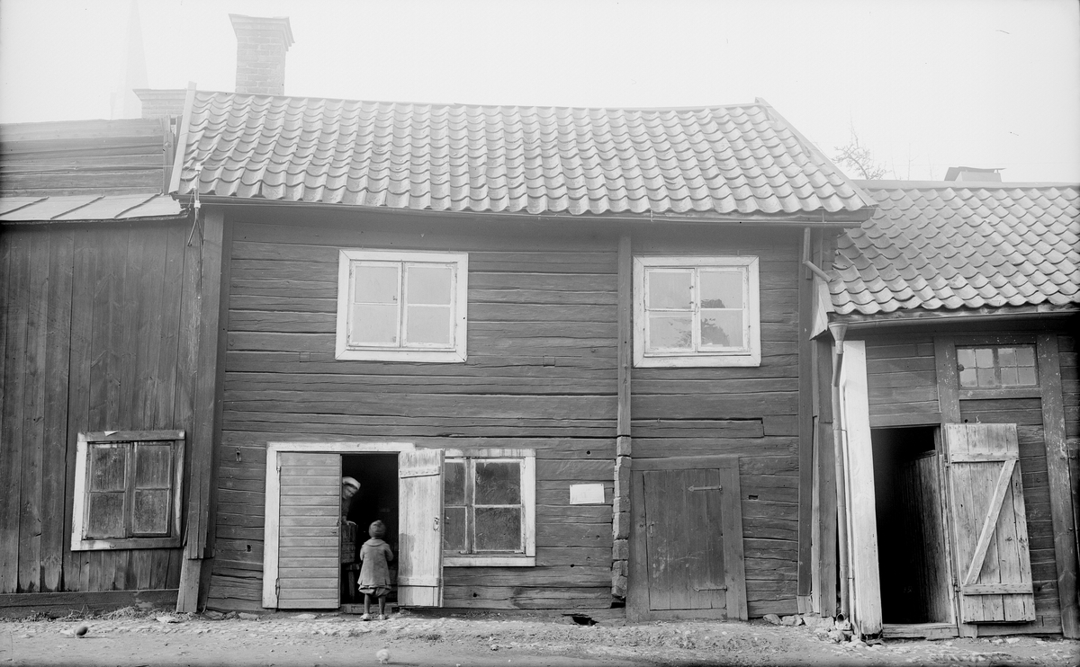 Gårdsinteriör från Platensgatan 4 i Linköping. Dokumenterad av Östergötlands museum inför rivning 1927.