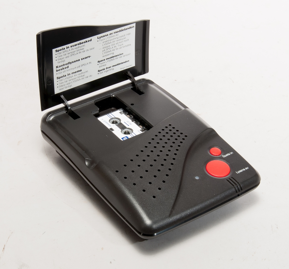 Kodstyrd telefonsvarare med mikrokassett MC-20, med nätadapter och mikrokassett, i originalkartong.