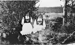 To bunadskledde damer