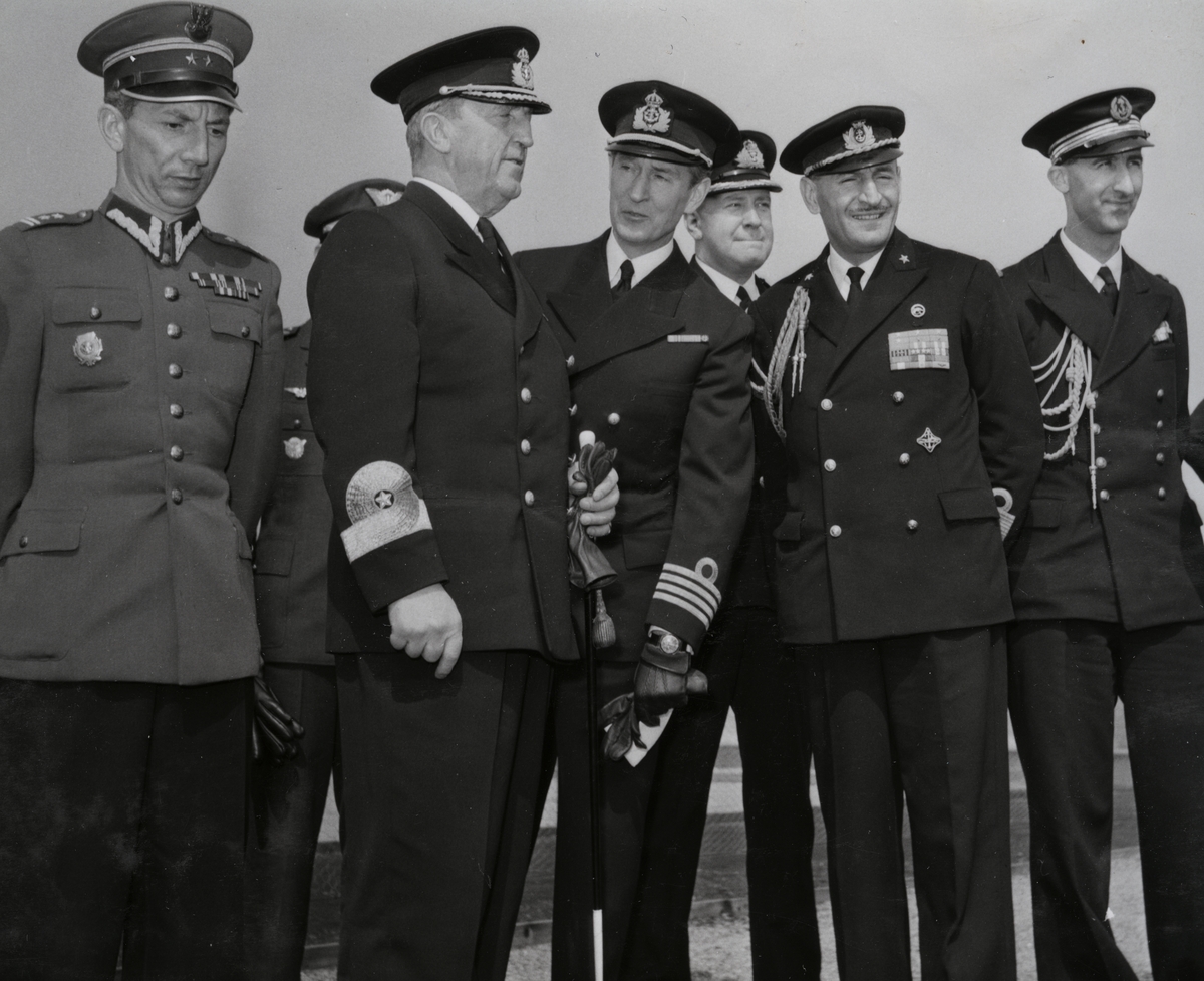 En grupp militärer av högre rang har samlats för ett gruppfoto. Samtliga är klädda i uniform. Konteramiral Samuelson andra från vänster och kommendörkapten Lind af Hageby i mitten av fotot.