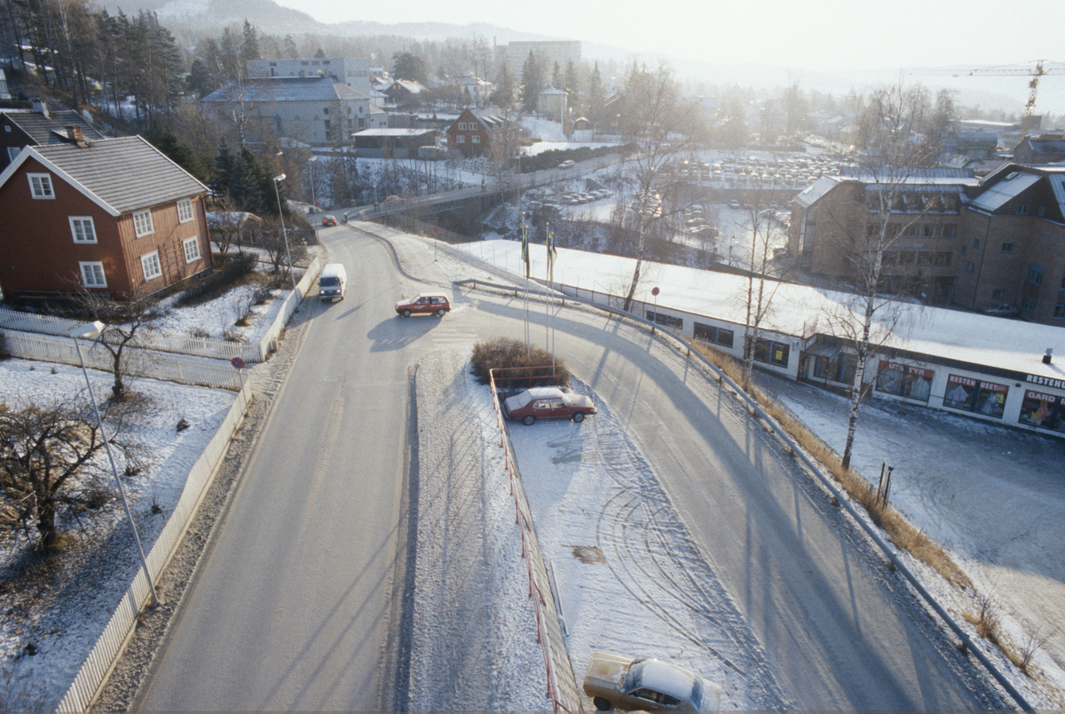 Lillehammer sentrum, Spinneriveien mot Øvre Bro og Mesna Kraftverk i bakgrunn, før ombygging, bebyggelse, mot sør-øst, innkjørsel til Mesnasentret med Mat til høyre