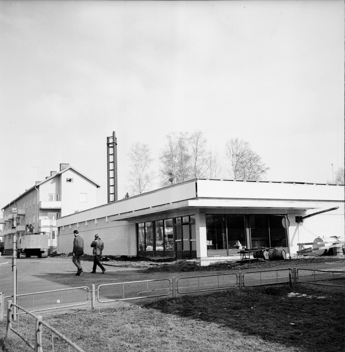 Hallbygge i Arbrå,
Skorstenen på nya Hälsinge Livs reses,
Mars 1972