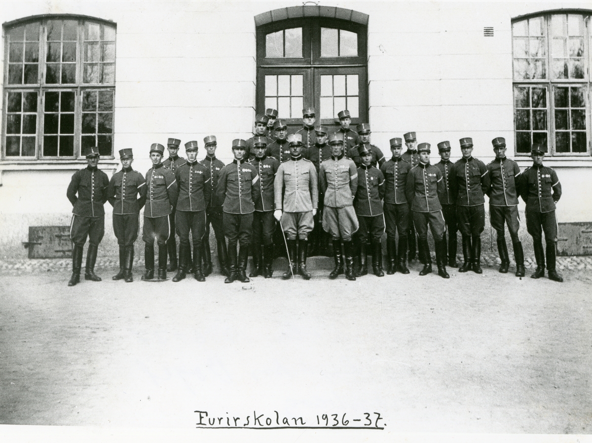 Grupporträtt av soldater från Norrlands dragonregemente K 4 vid Furirskolan 1936-1937.