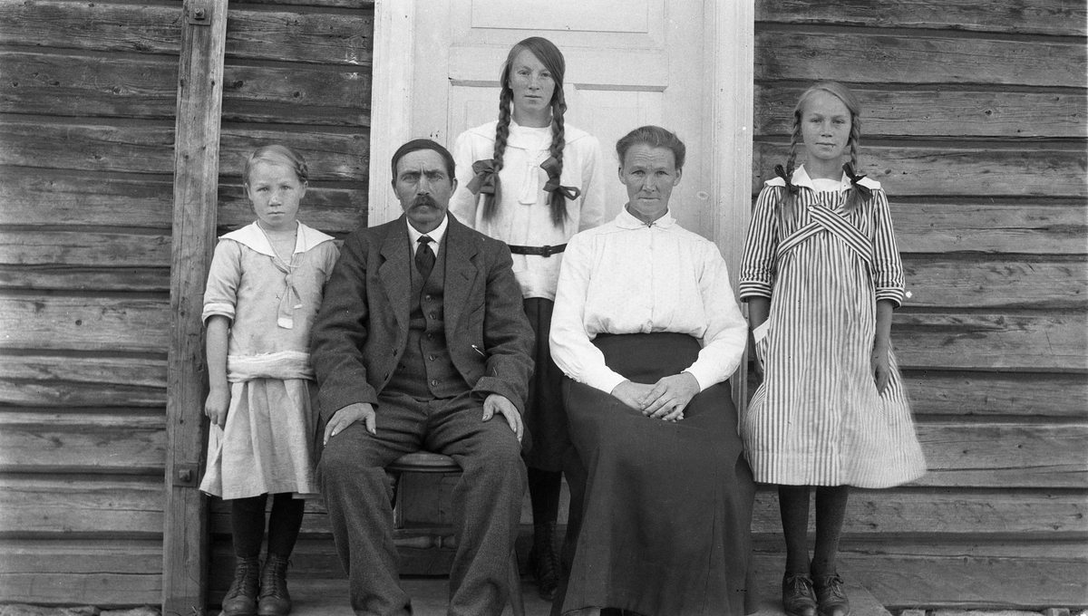 Familieportrett fra Thune i Lensbygda, Ø.Toten. Personene er ekteparet Peder Anton Johansen og Thea Amalie Nilsdatter, og barna Asta (t.v.), Anna Otilie (i midten bak), og Martha.