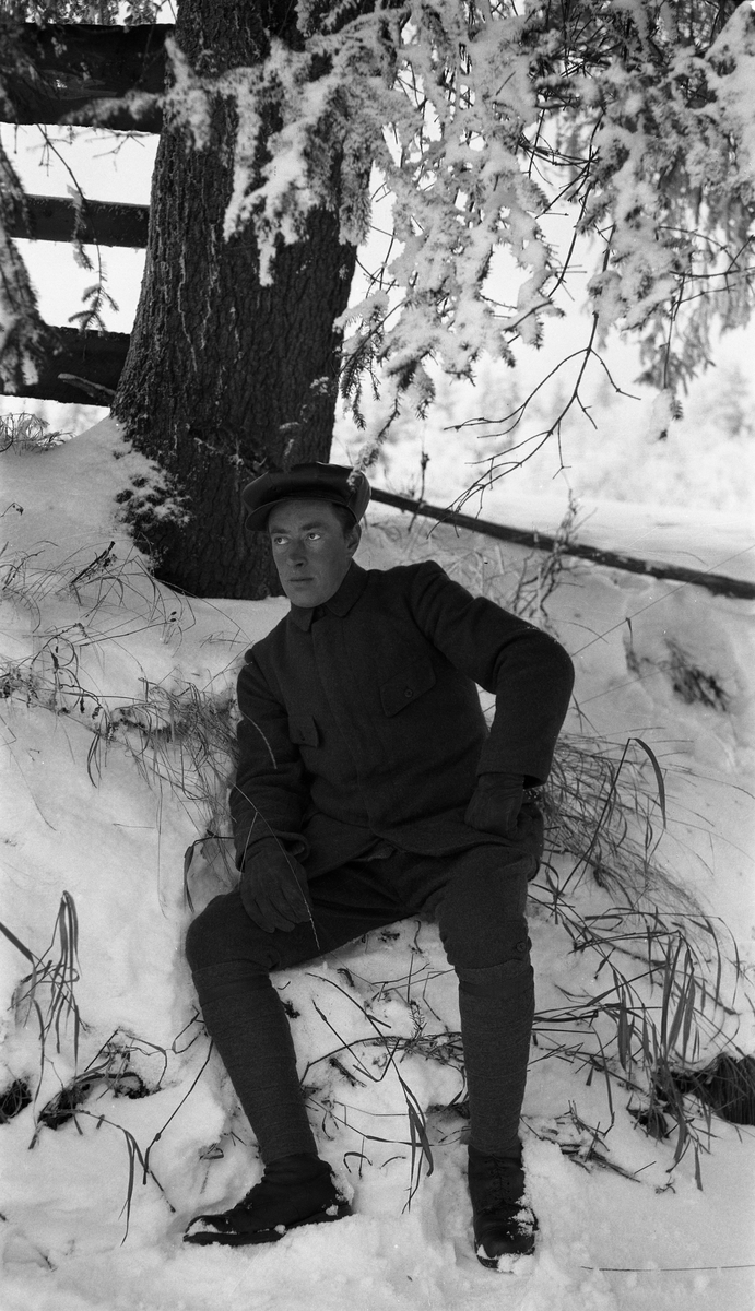 Sigurd Røisli.
Fem portretter med personen i forskjellige positurer, alle i utmarksterreng og med snø på bakken.