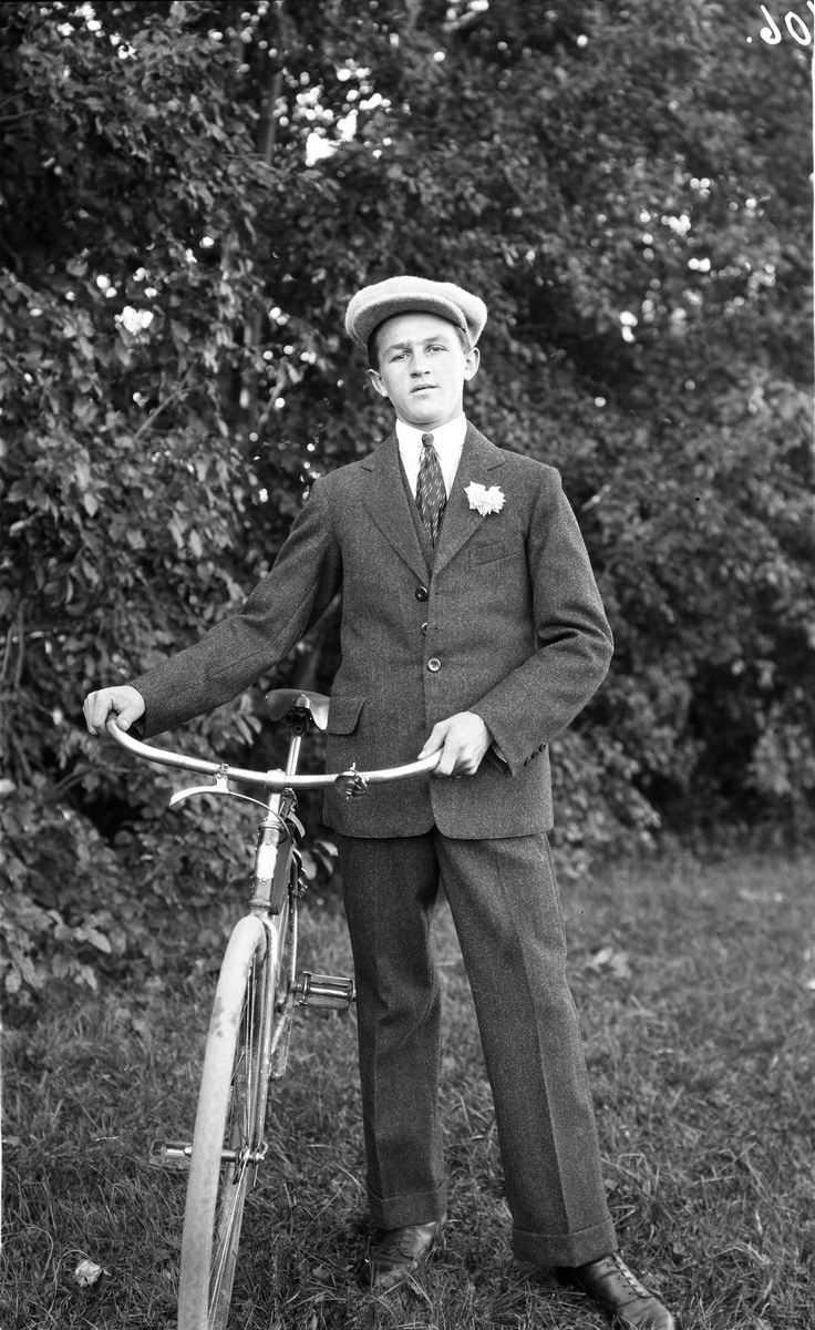 Uidentifisert ung mann i helfigur. To bilder, med og uten sykkel.
