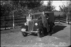 Harald Lundsten, en ikke identifisert kvinne, og en bil på g