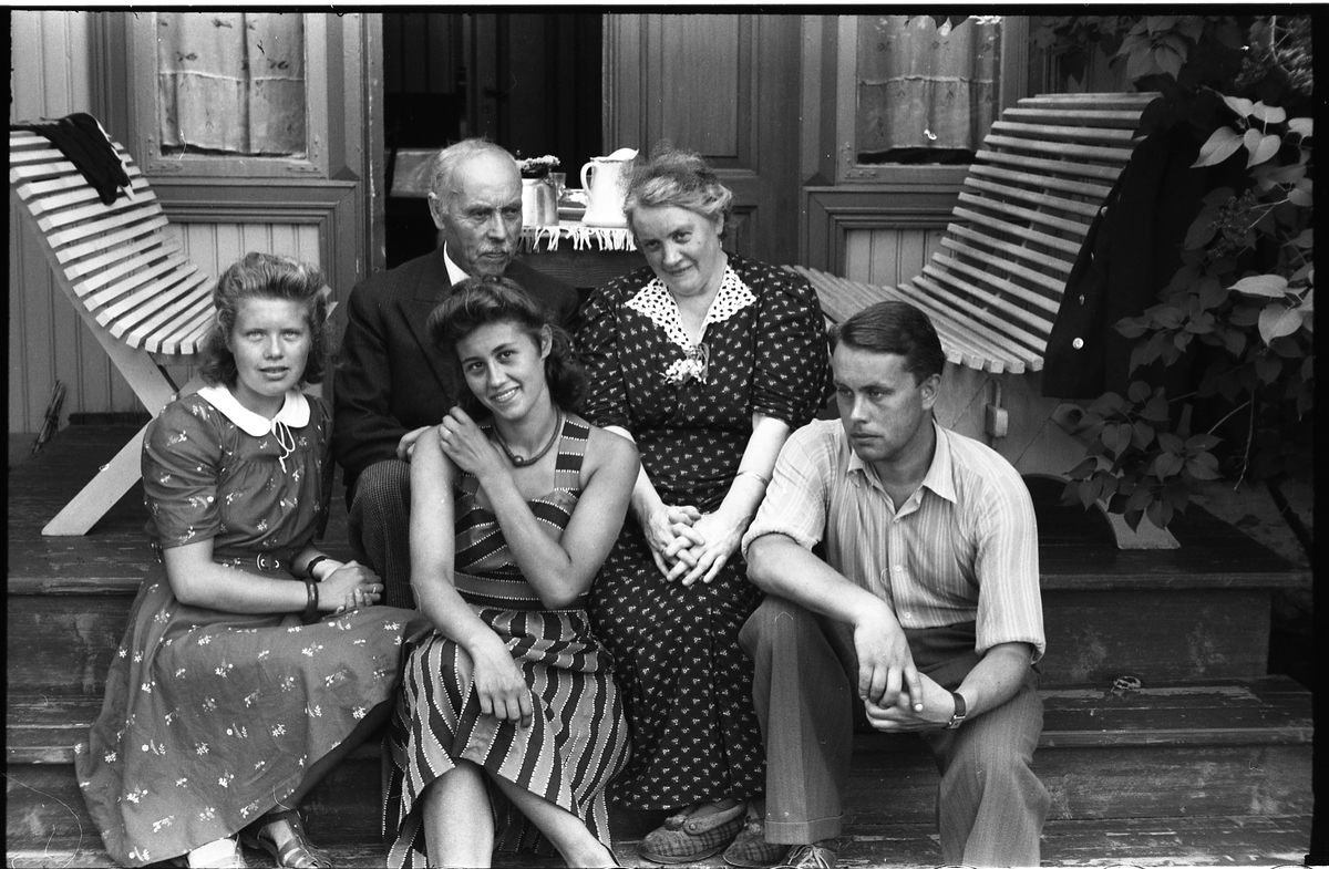 Kristen og Olga Sveum (bak), trolig med sønnen Arvid til høyre foran, og to uidentifiserte unge kvinner som muligens var leieboere, og elever ved realskolen der Sveum var lærer. Sommeren (trolig juni) 1941.