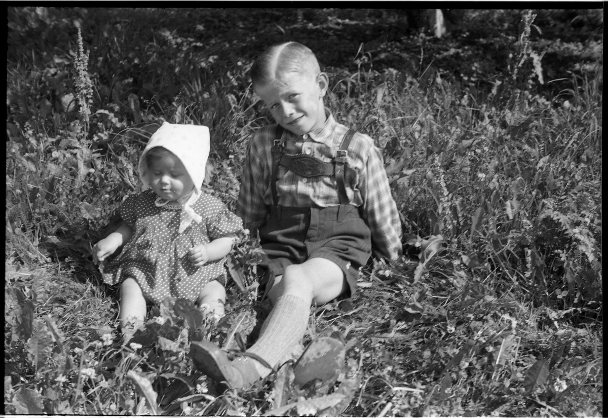 Fotografen har skrevet: "Langerud m/familie". Kan muligens være Arne og Alfhild Langerud med barna Roy og Ragnhild. Fem bilder Juni/juli 1941.