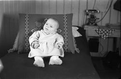 Portrett av et barn som antas å være Kari Hovengen, datter a