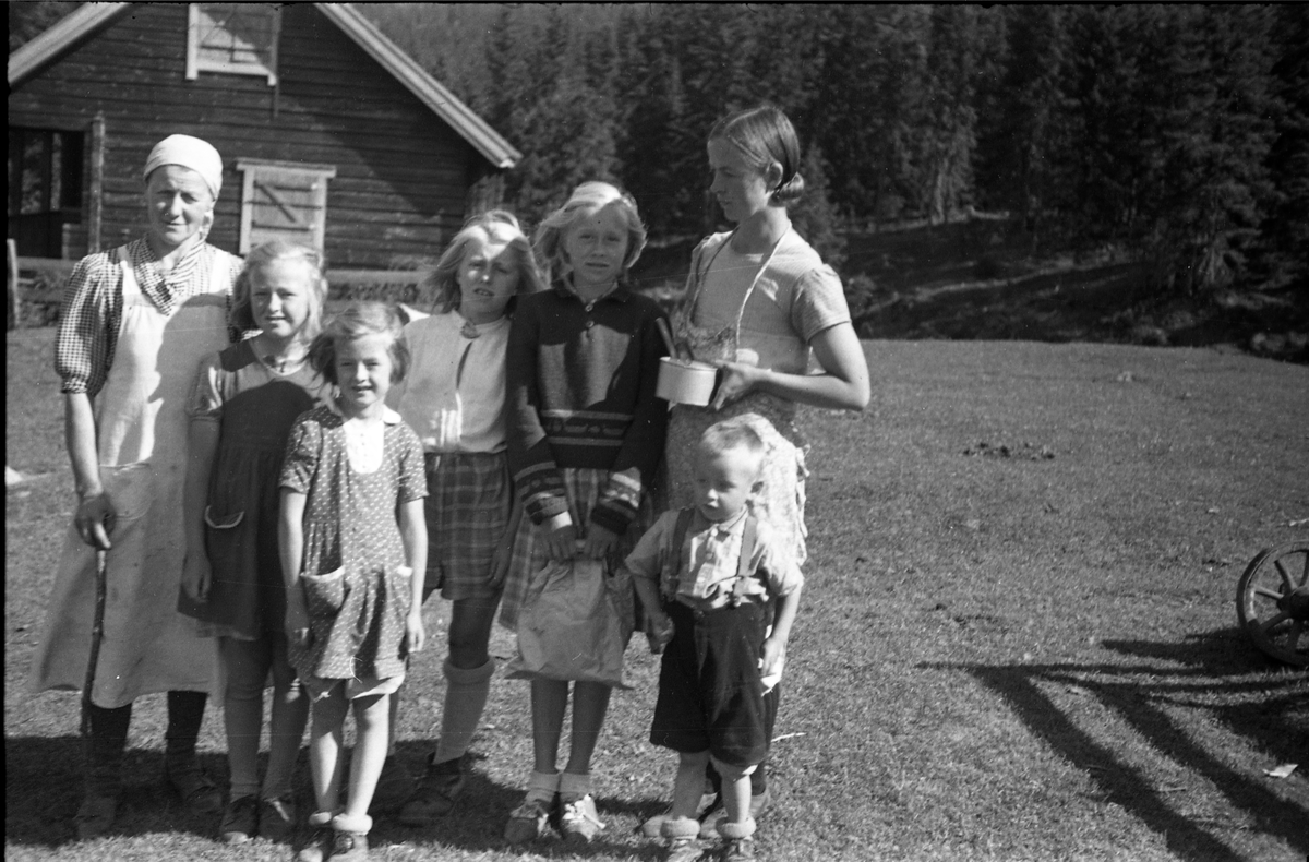 Tre bilder av noen personer samlet på en setervoll, sannsynligvis en av setrene rett syd for Torsætra på Totenåsen. Fra venstre på bilde nr. 1: To ukjente, Gerd Raddum, Heidi Raddum, Sigrun Røisli, Randi Raddum og Oddbjørn Raddum.