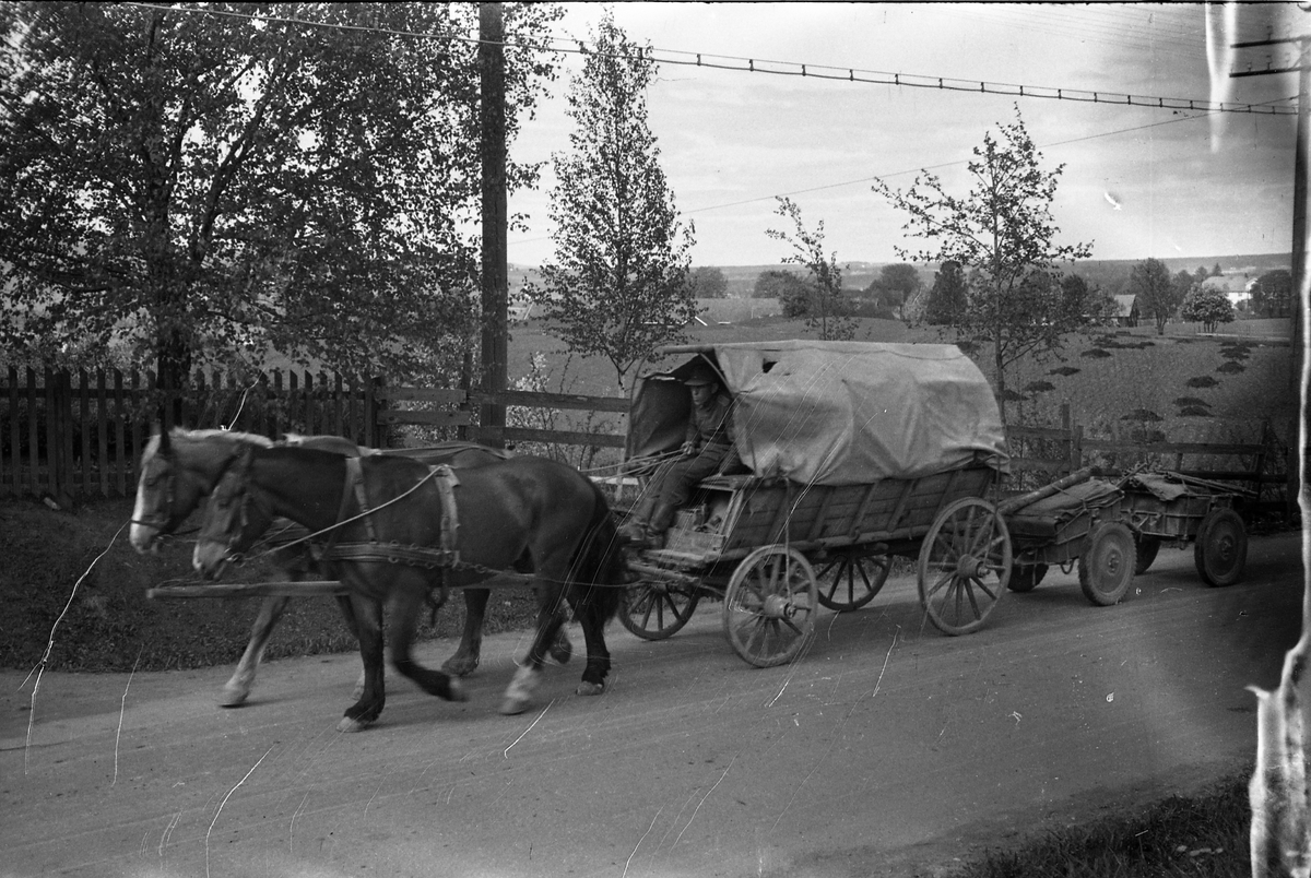 Kolonne med tyske hestekjøretøyer på nåværende F.v. 33 på Kraby i mai-dagene 1945. Kolonnen passerer forbi fotografens eiendom Odberg. Serie på 13 bilder.