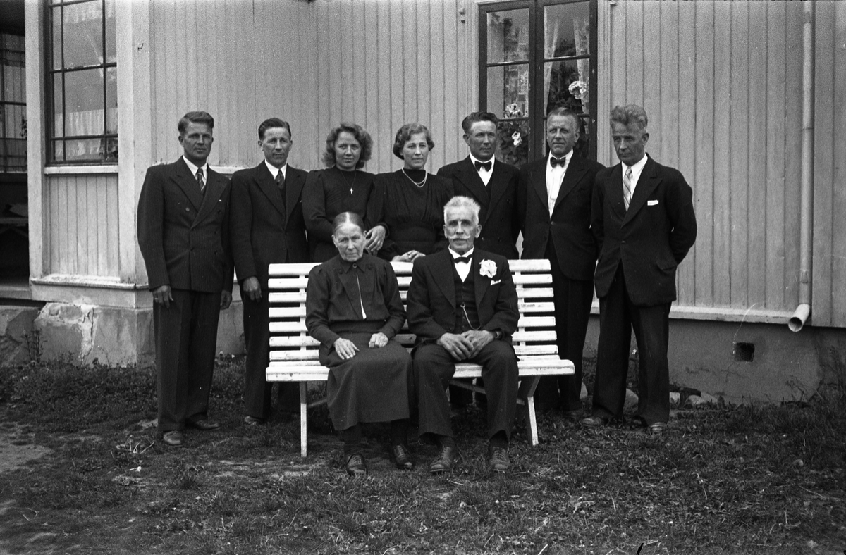 Klara og Otto Tønsberg (sitter foran) og deres barn fotografert i forbindelse med Ottos 75-årsdag juni 1945. 
Bak fra venstre: Helge og Karl Tønsberg, Sigrid Engh, Magnhild, Olav Konrad, Maurits og Kristian Tønsberg.