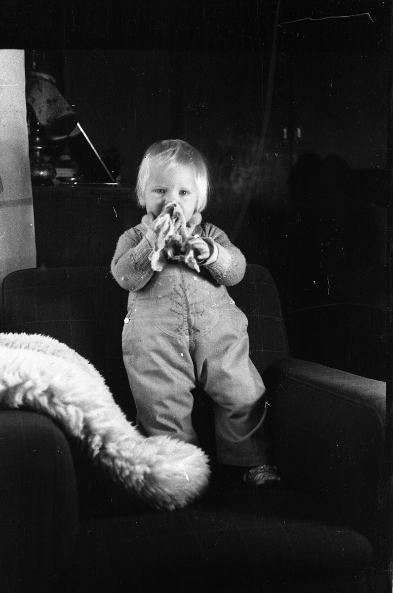 Barneportrett fra1945. Serie på 9 bilder. Jenta er Ingeborg (Immy) Tonby, født Oktober 1944 av foreldre Oskar Tonby og Oddlaug født Nøkleby