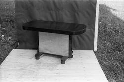 Møbler, salongbord og skap.