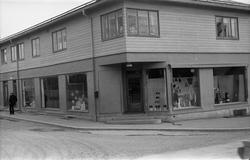 Serie på 11 bilder av Lindstad-gården i krysset mellom Lenag