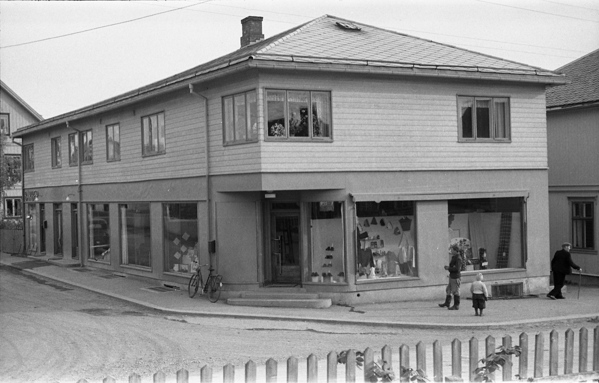 Serie på 11 bilder av Lindstad-gården i krysset mellom Lenagata og Kinogata på Lena. Høsten 1947.