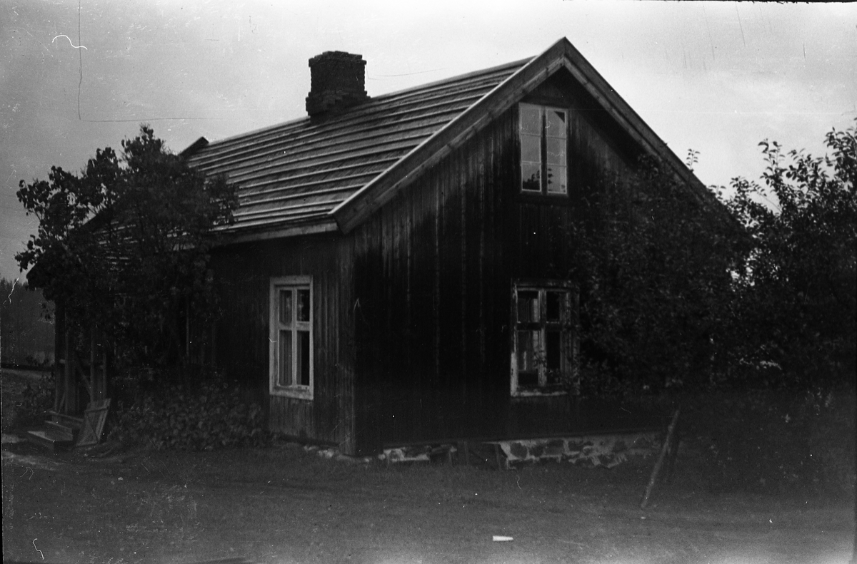 Seks bilder av et gammelt våningshus, trolig på et bruk. Et nytt er under oppføring tett innpå. Stedet er Skjefstadhagen i Lensbygda. Kvinna som kan skimtes på to av bildene kan muligens være Martha Skjefstadhagen (Aarum), gift med Einar Aarum (1898-1983) som var slakter. De to var oppsittere på bruket.