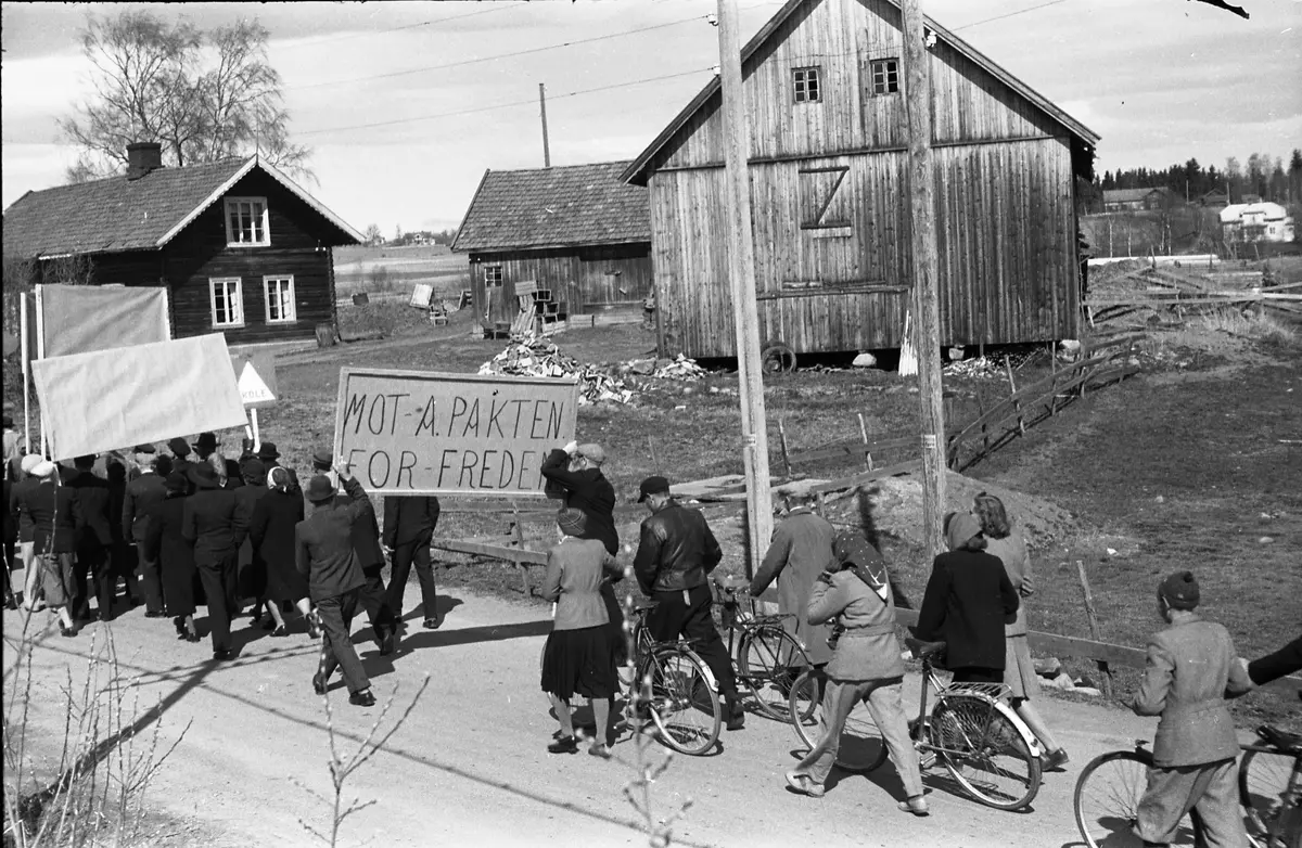 1.mai 1949. Demonstrasjonstog på vegen ved bruket Frogner og Hoff ...