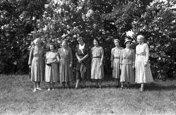 En gruppe kvinner i hagen på gården Kraby østre i Østre Tote