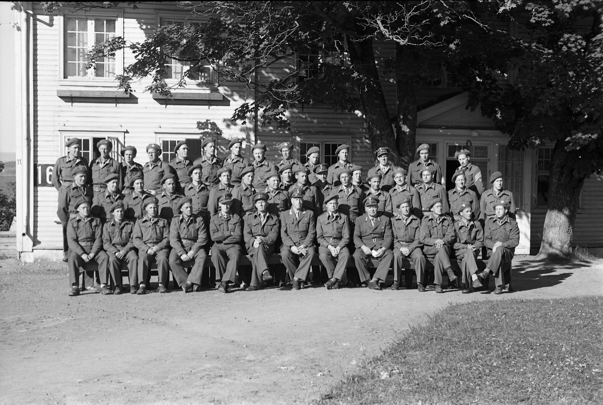 En stor gruppe militært personell avbildet på Starum juni/juli 1949. Ingen er identifisert. Fem bilder.