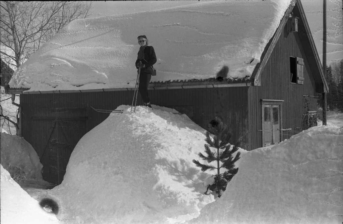 Tre bilder av Sigrun Røisli på ski vinteren 1950/51.