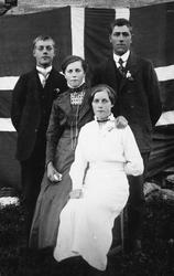 Gruppe på fire unge mennesker fra Dyrøy.
Bildet er tatt i 1