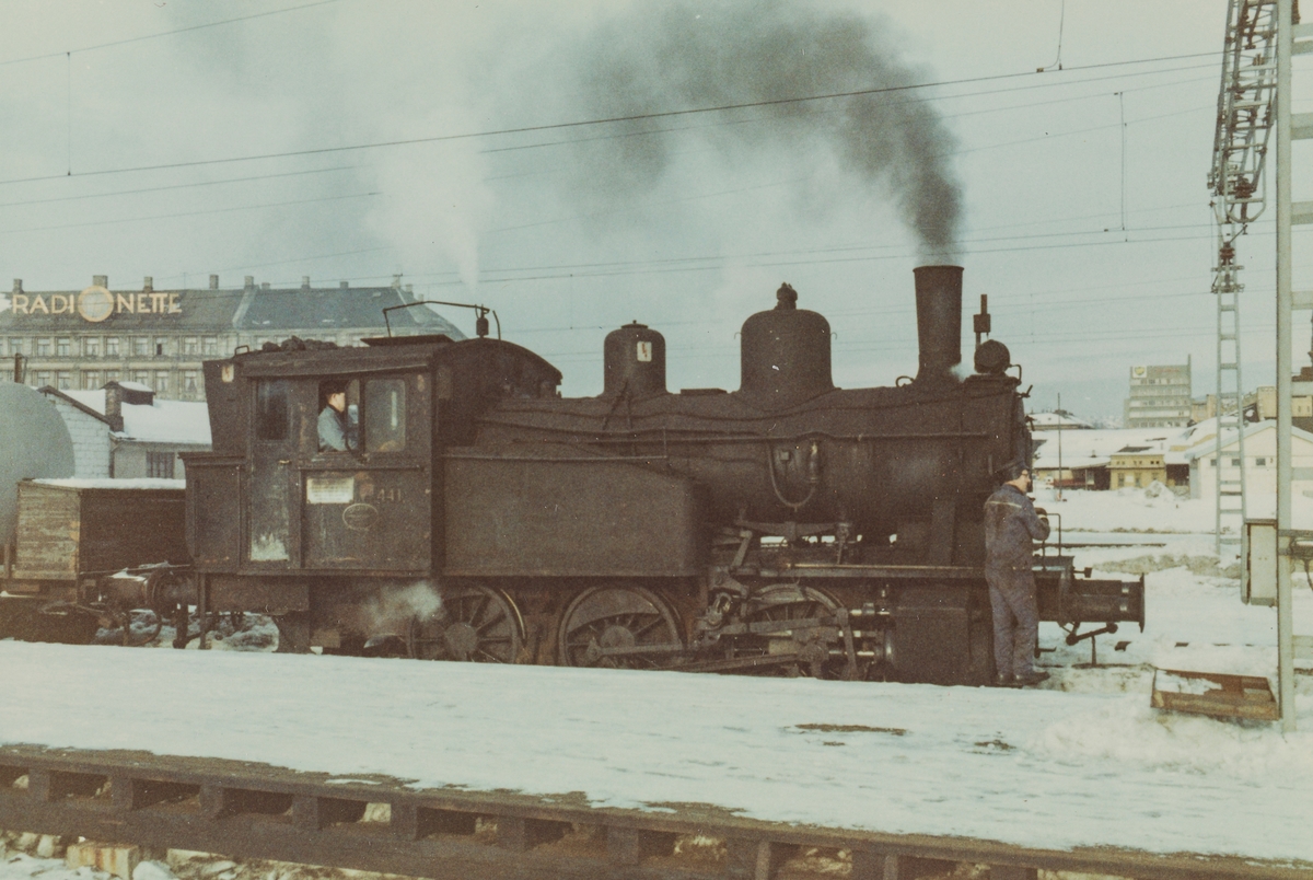 Skifting på Oslo Østbanestasjon med damplokomotive type 23b 441.