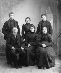 Familie. 6 personer, mor, far og 4 barn