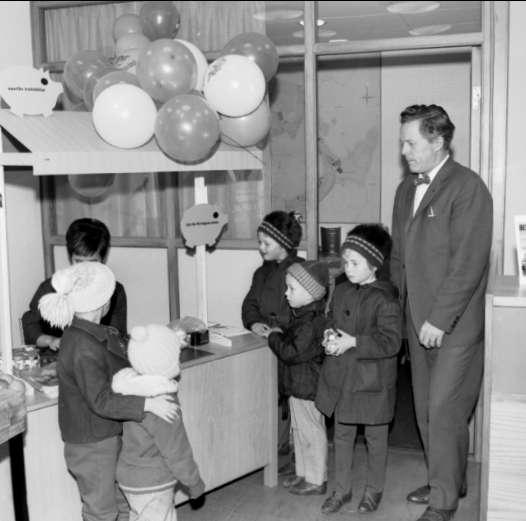 Invigning av Skövde Sparbanks nya lokaler på Kungsgatan, 1964. Kamrer Anders Fredholm syns med bl.a. Endast neg finns.