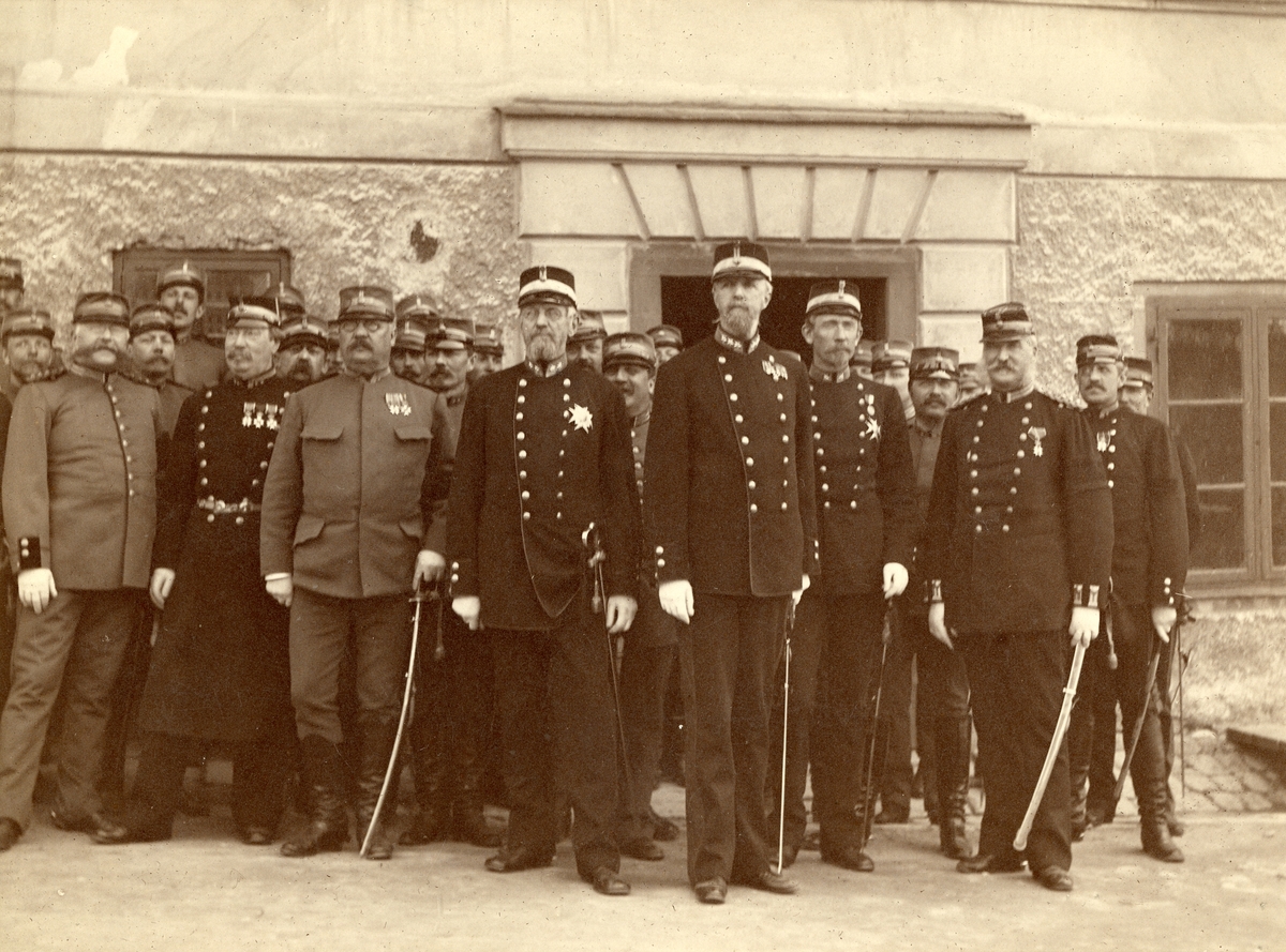 Kung Oscar II med grupp av officerare.