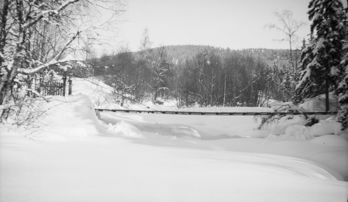Vinterbilde med bru over Mesnaelva.