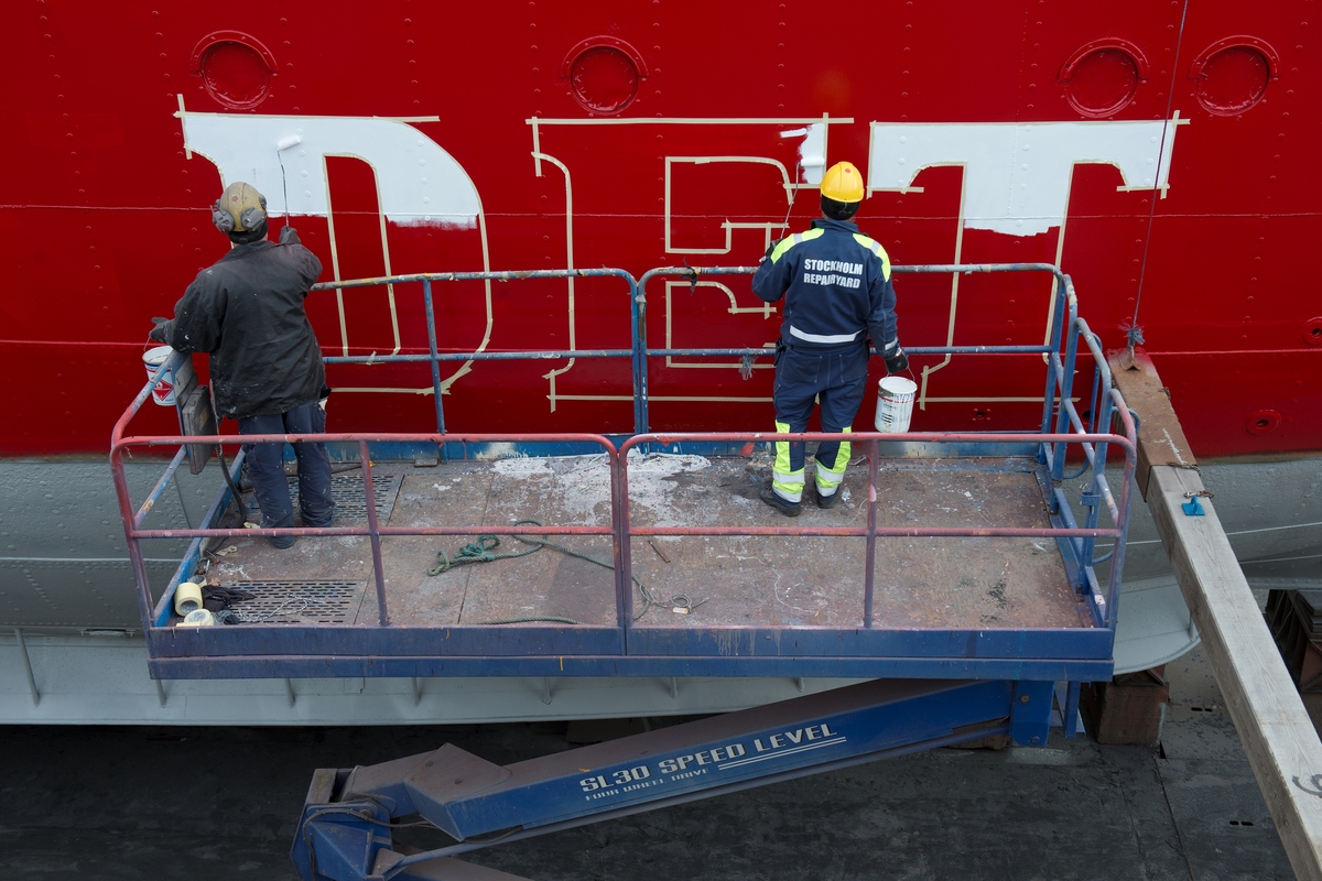 Fyrskeppet FINNGRUNDET t o r Beckholmen, Stockholms reparationsvarv, för blästring och målning 2016.