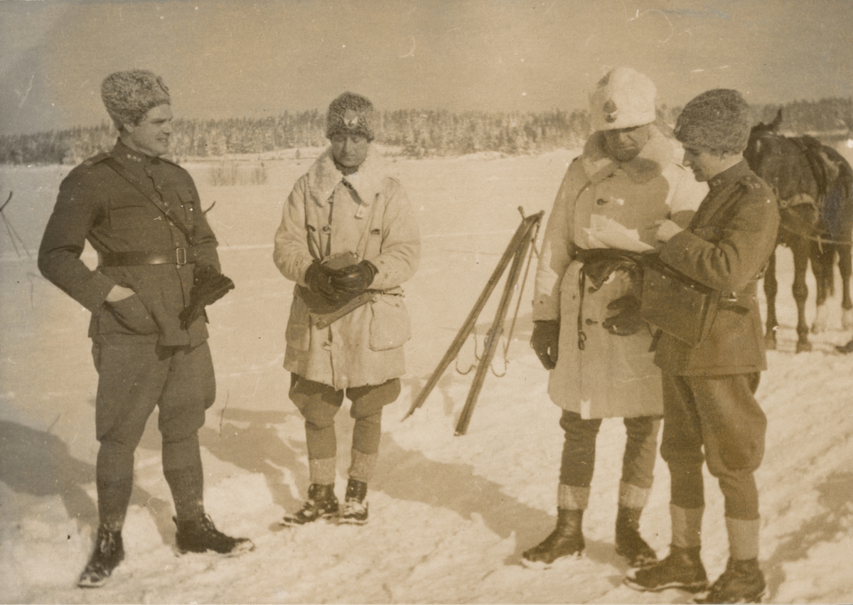 Vinterbild med fyra soldater från Södermanlands regemente I 10. Till vänster: löjtnant Gunnar Henricson och major Gustaf Frithz.