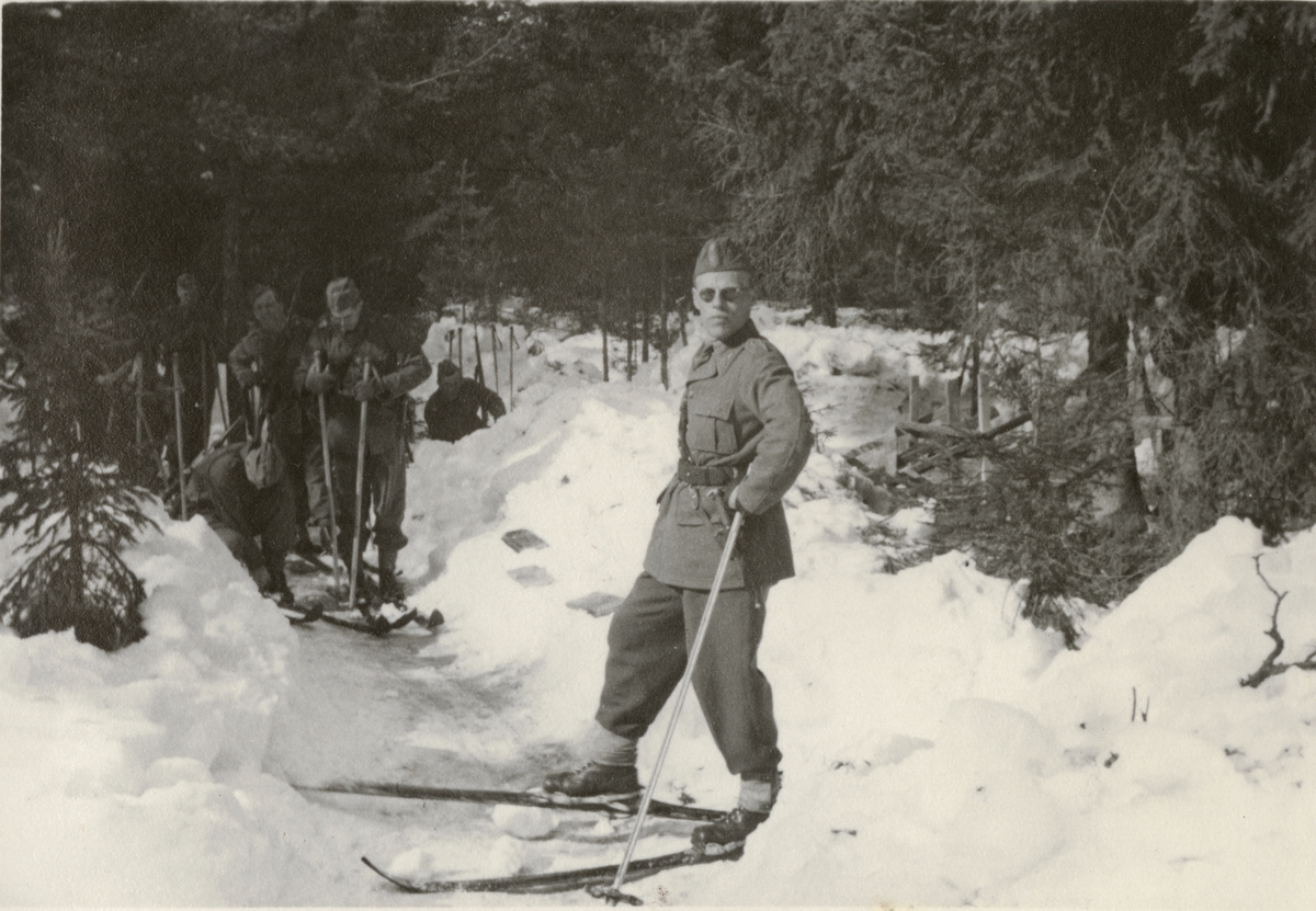 Soldater från Södermanlands regemente I 10 på skidor.