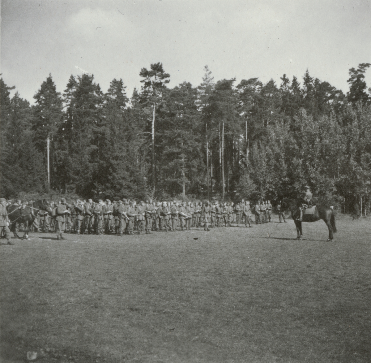 Soldater från Södermanlands regemente I 10 samlade på fält.