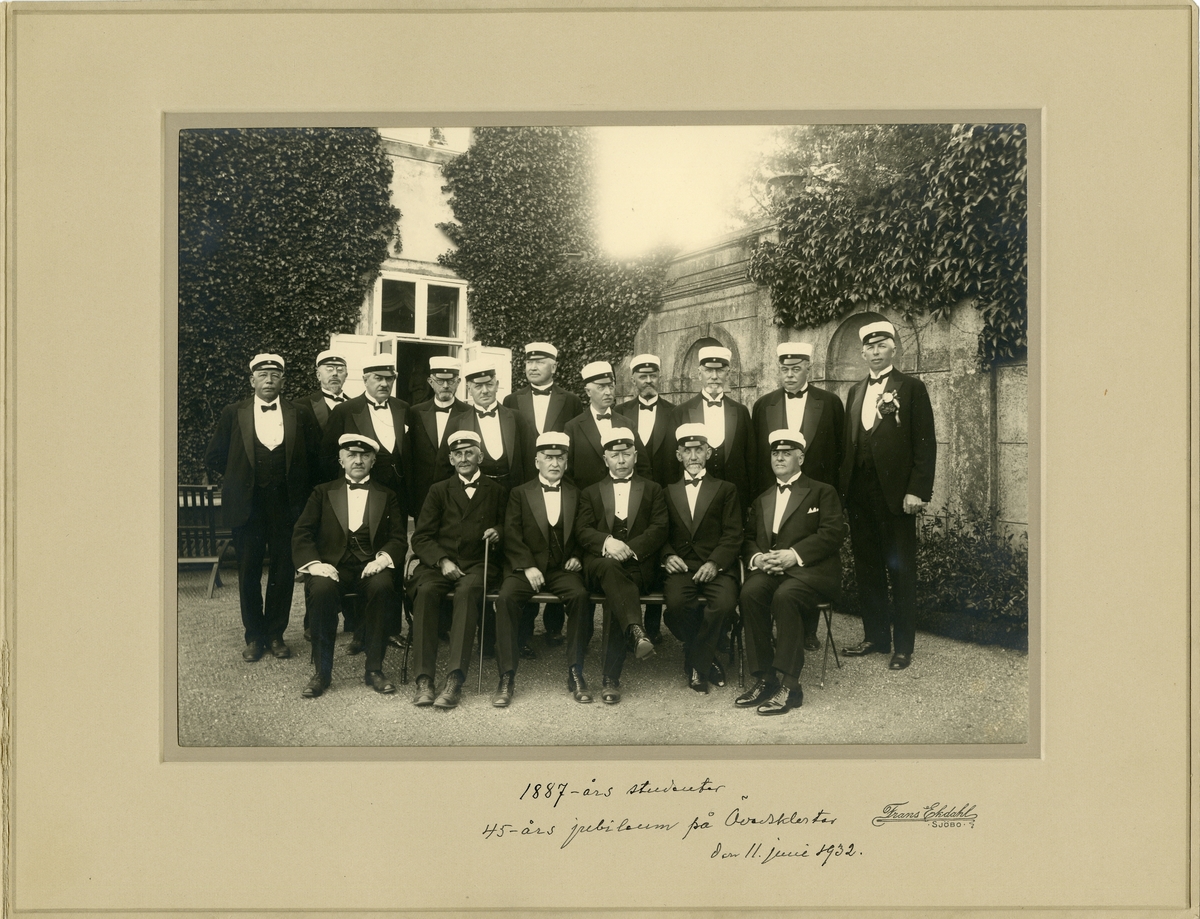 Grupporträtt av 1887 års studenter samlade till 45-års jubileum på Övedskloster, den 11 juni 1932.