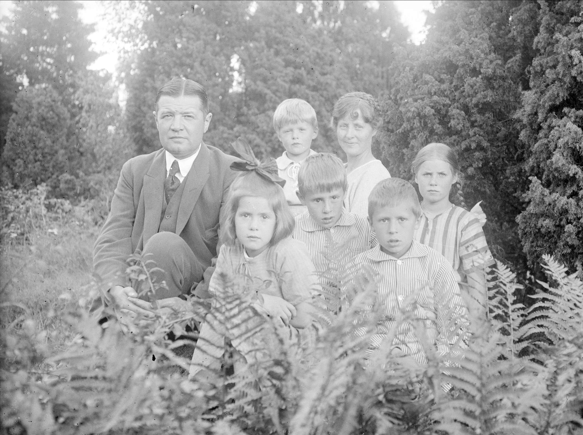 Anna och Carl Z Haeggström med barnen. Sannolikt vid sommarhuset i Marielund, Fundbo socken, Uppland. 1920-talets mitt.