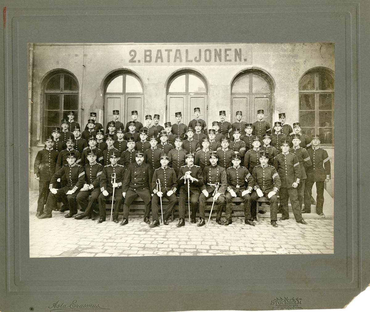 Grupporträtt av officerare vid 2. bataljonens underofficersskola 1902-1903.