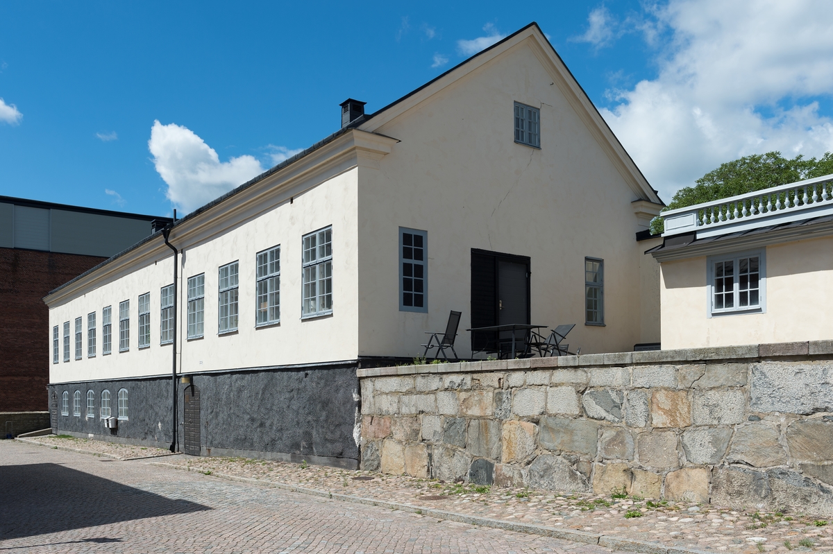 Fotodokumentation av Marinbasens byggnader. Snickeriverkstadsbyggnaden på Kansligatan uppfört i början1780-talet.