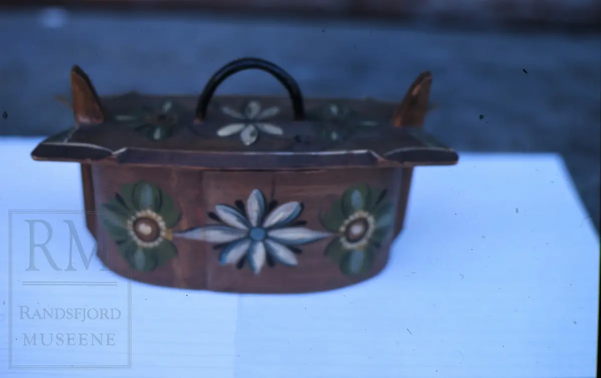 Tiner og boller fra Skjelbreia gård.