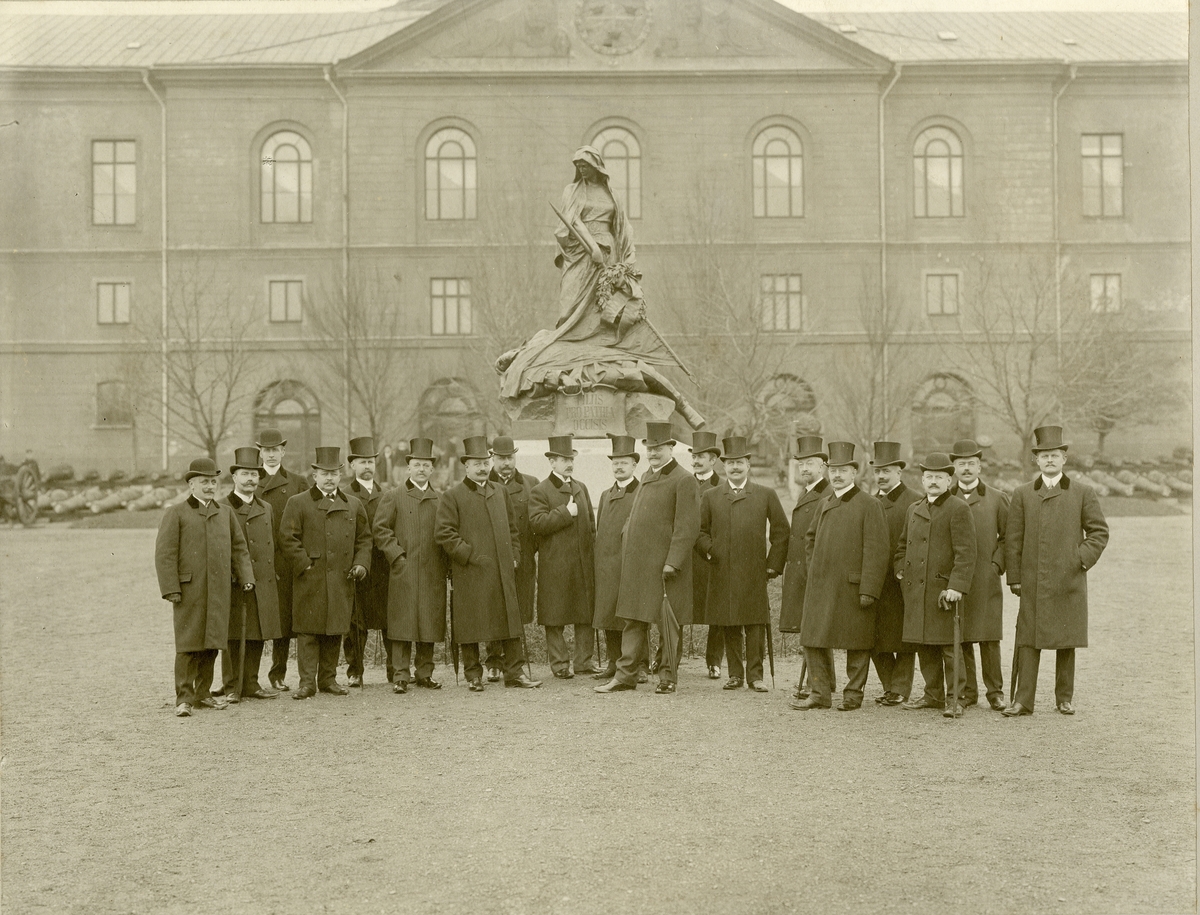 1885 års karlbergskurs samlad utanför Armémuseum vid Poltavamonumentet 1905.