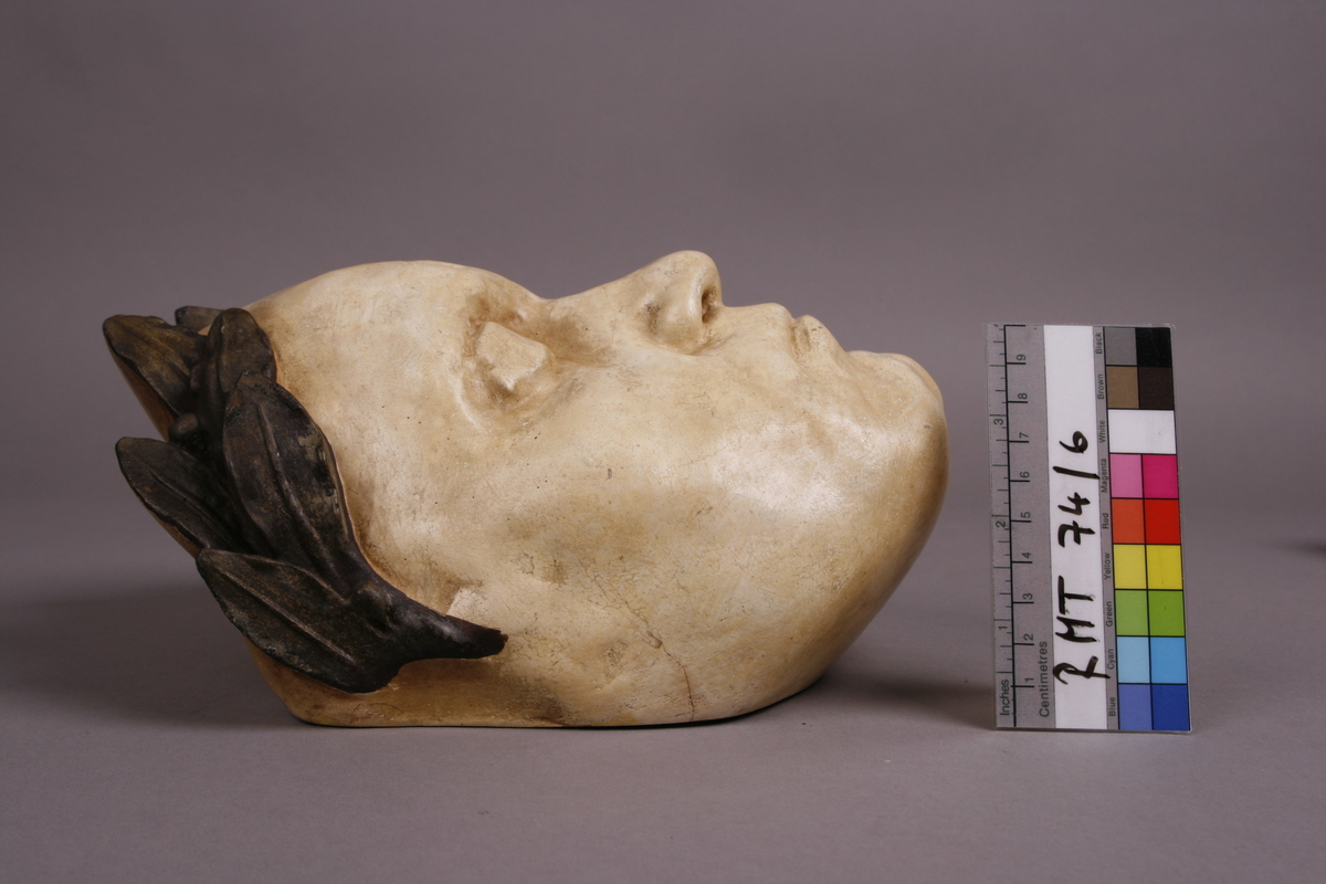 Maske av Beethoven i gips, med gulhvit glasur, brunlig malt laurbærbladkrans.