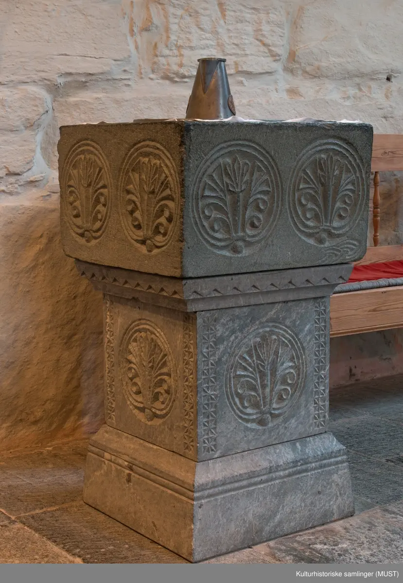 Et mønster bestående av to sidestilte palmetter inni hver sin sirkel , sees på hver side av den kvadratiske døpefontens øvre del. Enkelte steder sees også tegn på at det originalt har gått en mønster/dekorlinje langs nedre kanten.