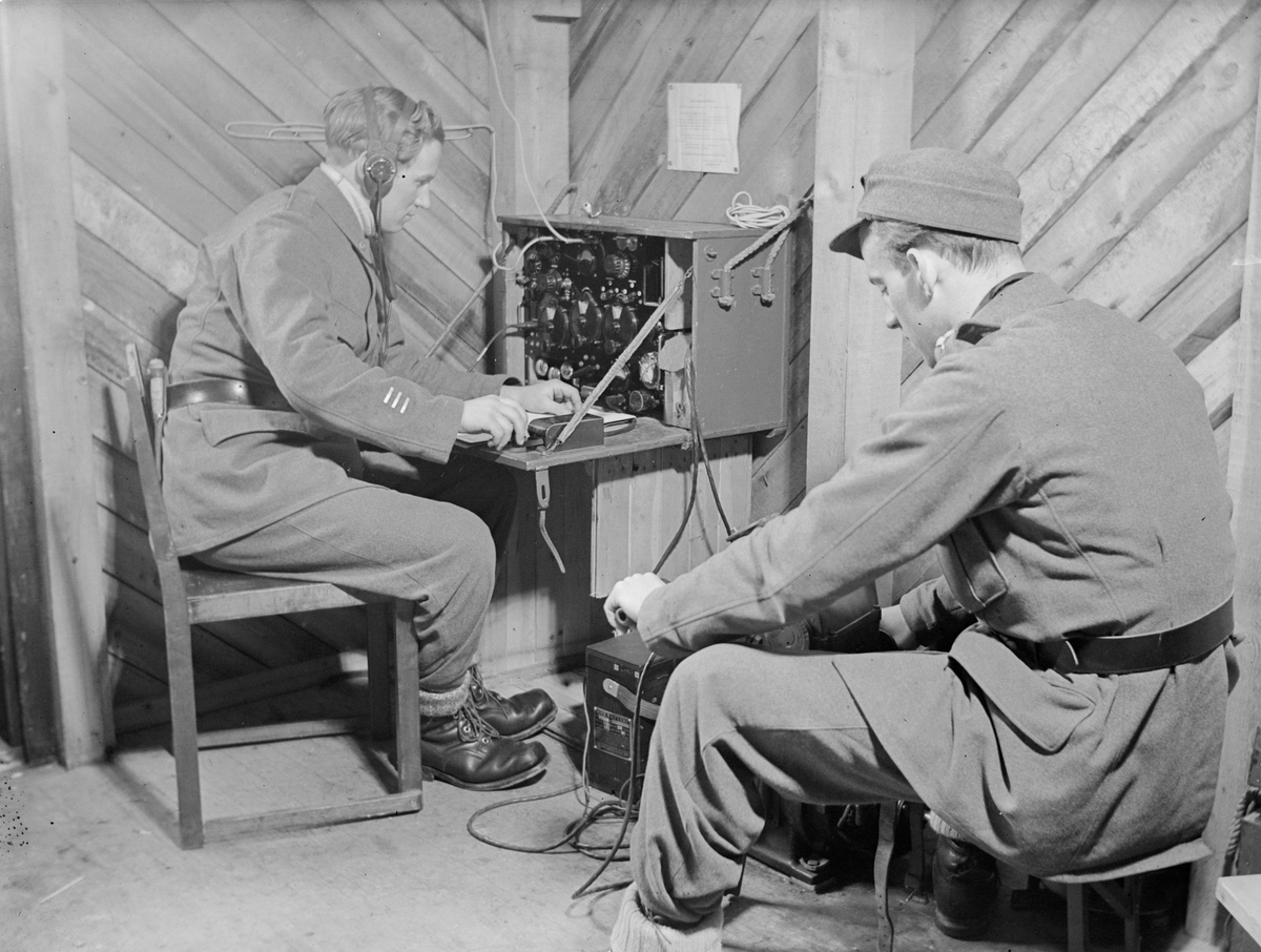 Radioavlyssning vid F 19, Svenska frivilligkåren i Finland. Två militärer vid radioapparat vid avlyssning av sovjetisk propaganda.