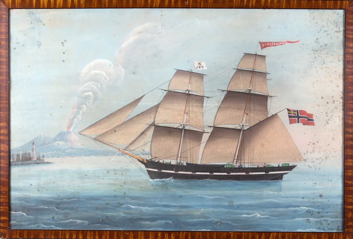 Skipsportrett av brigg NØISOMHED med Napoli i bakgrunnen. Vesuvs er under utbrudd. Fører enkelt mersseil, og har signalflagg med X103, vimpel med skipets navn og norsk flagg med unionsmerke. 8 mann ombord.
