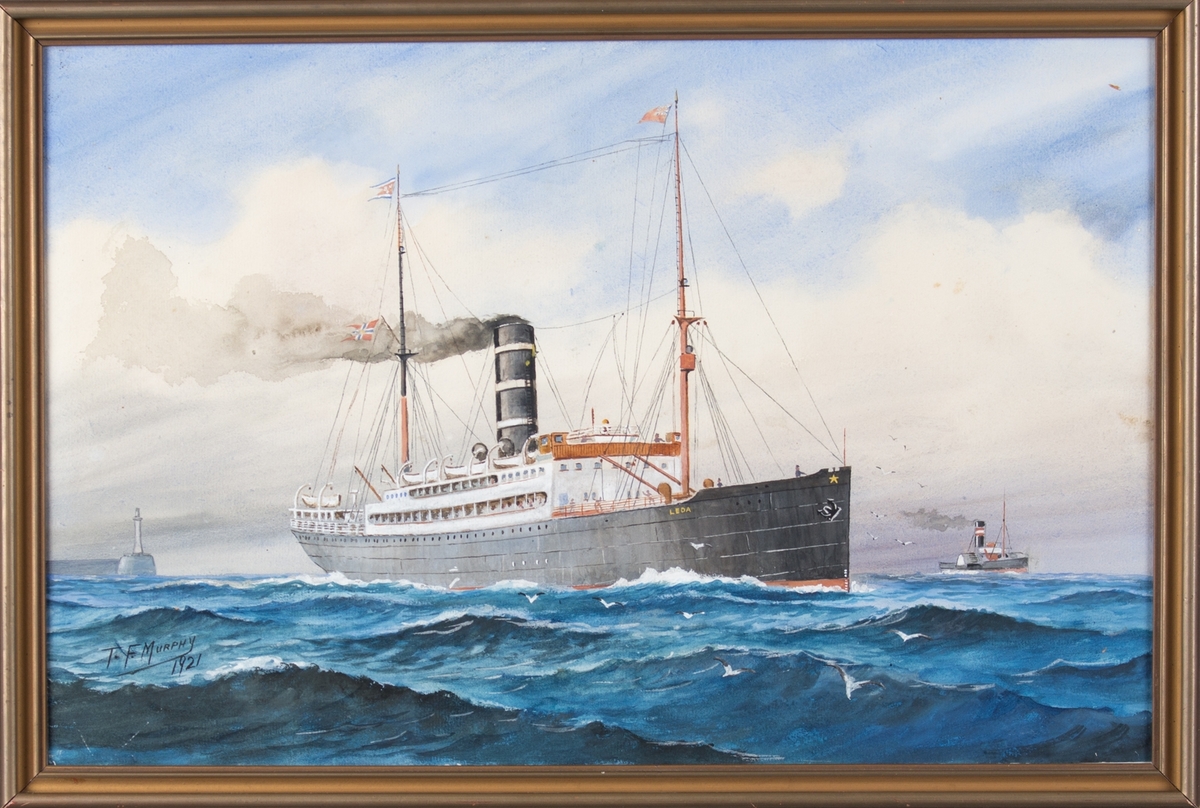 Skipsportrett av DS LEDA utenfor kysten av England. Hvit fyrtårn og molo til venstre i motivet.