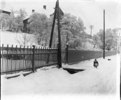 Til venstre: Villaen «Alfheim» ble bygd av Anzjøn - bestyrer